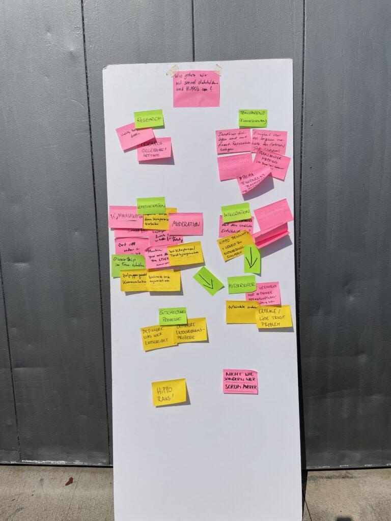 Ein Kapa-Board mit Post-Its mit Empfehlungen für den Umgang mit "secret stakeholdern" im UX-Design