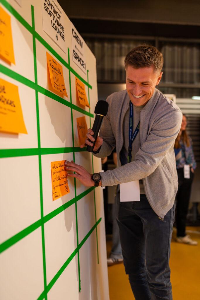 Session Host klebt sein Thema an das Sessionplanungsboard