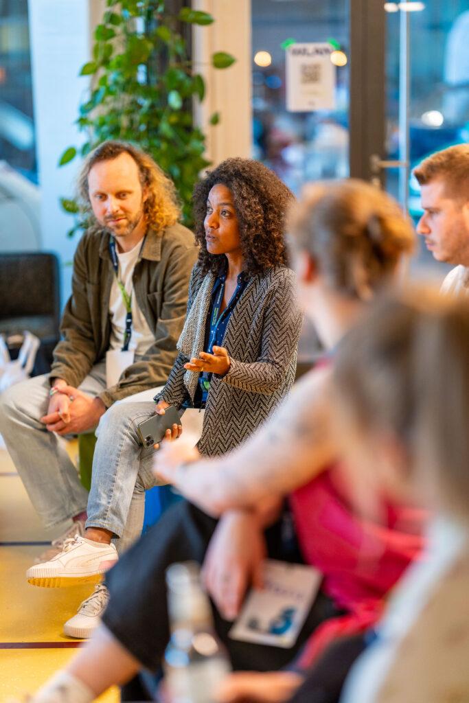 Teilnehmende des UX Camp Bremen diskutieren